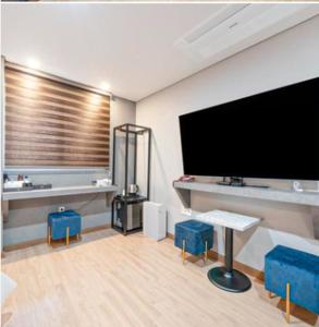 TV a/nebo společenská místnost v ubytování Kaiser hotel