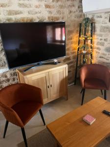 TV a/nebo společenská místnost v ubytování l ancienne ecurie