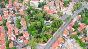 einen Luftblick auf eine Stadt mit einem Uhrturm in der Unterkunft Modern & Elegant City Center Apartments in Plowdiw + 177 Fotos