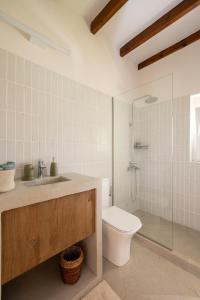 ein Badezimmer mit Toilette, Waschbecken und Dusche in der Unterkunft Anoixi vacation home with spectacular Evia landscapes in Loukísia + 22 Fotos