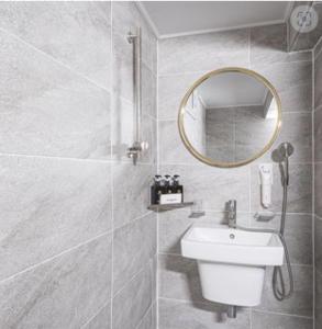 Koupelna v ubytování Kaiser hotel