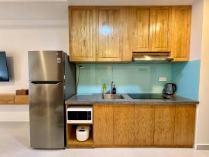 Кухня или мини-кухня в SOHO Residence & Hotel, Apartment with King Bed, walk to Bui Vien

