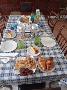 een tafel met borden brood en gebak erop bij Dulcius ex Asperis Bed & breakfast in Ponte Nizza +20 foto's