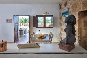 a room with a table with a statue on top of it at Casa Zenmaya in Tindaya