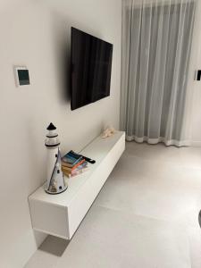 un soggiorno bianco con TV a parete di Apartament Baltic Zefir Pogorzelica Sea&Spa-Hevenia a Pogorzelica
