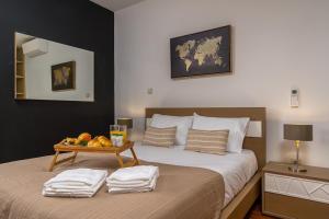 una camera da letto con un letto con sopra un vassoio di frutta di Villa Salinas a Paul do Mar Altre 15 foto