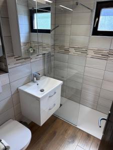 Koupelna v ubytování Apartments Kaninska Vas + 37 fotografií