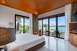 Кровать или кровати в номере Baan Krating Phuket Resort -SHA Plus