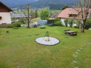 Taman di luar Pension & Apartments Weissbriach