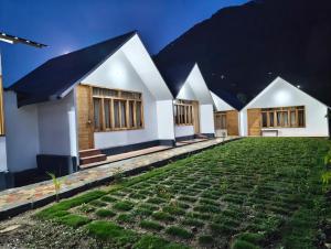 a house with a lawn in front of it at Blue Sheep Resort & Restaurant in Nākuri
