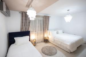 Postel nebo postele na pokoji v ubytování Apartment KLER-Elegant Stay Ali Demi