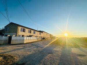 Východ nebo západ slunce při pohledu z bed and breakfast nebo okolí