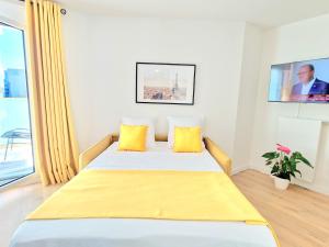 Кровать или кровати в номере Stylish Stay Near Paris - 850m to Subway RER A - Netflix T1-4P