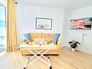 Гостиная зона в Stylish Stay Near Paris - 850m to Subway RER A - Netflix T1-4P
