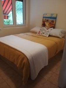a bedroom with two beds and a window at Casa Cabarceno Piscina y Barbacoa in Bofetán +19 photos