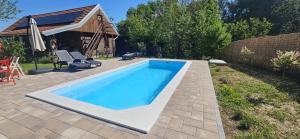 a swimming pool in a yard next to a house at Kuća za odmor Mirna Zagorka in Igrišće