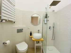 Un baño con inodoro, lavabo y ducha. en Dionisio House, en Taormina 24 fotos más