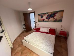 a bedroom with a bed and a painting on the wall at Appartamento piano terra retro in Varigotti