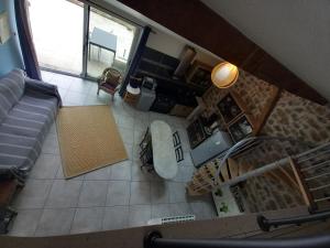 una vista dall'alto di un soggiorno con un divano di Bâtisse Ardechoise avec piscine a Saint-Prix