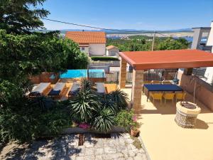 Blick auf eine Terrasse mit Tischen und Stühlen in der Unterkunft Vila Ivana Jadranovo in Jadranovo