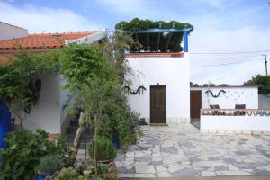 una casa bianca con cortile con piante di Casa dos Avós a Monsaraz