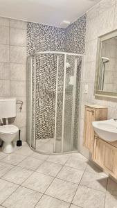 Un baño con ducha, inodoro y lavabo. en Váci Corso Home, en Budapest 11 fotos más