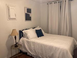 Ένα ή περισσότερα κρεβάτια σε δωμάτιο στο furnished 2 bedrooms house near Hospital