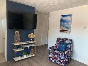 Μια τηλεόραση ή/και κέντρο ψυχαγωγίας στο furnished 2 bedrooms house near Hospital