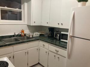 Η κουζίνα ή μικρή κουζίνα στο furnished 2 bedrooms house near Hospital +20 φωτογραφίες