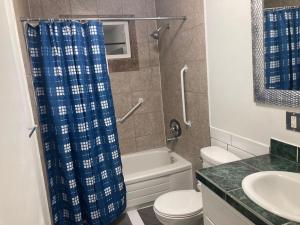 Ένα μπάνιο στο furnished 2 bedrooms house near Hospital