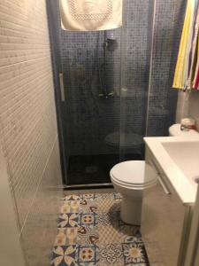 Un baño con ducha, inodoro y lavabo. en Precioso piso 1 muy cerca de la playa de Salinas, en Piedras Blancas