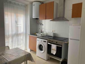 cocina con lavadora y lavavajillas en Precioso piso 1 muy cerca de la playa de Salinas, en Piedras Blancas 15 fotos más