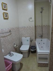 Un baño con inodoro, bañera y lavabo. en Apartamento centrico, en Santa Pola 20 fotos más