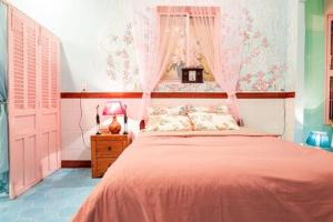 ホーチミン・シティにあるThe Pearl of the Far Eastのベッドルーム1室(ピンクのベッドカバー付きの大型ベッド1台付) +5枚の写真