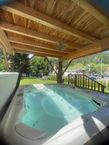 Bazén v ubytování Park Hotel Avisio nebo v jeho okolí