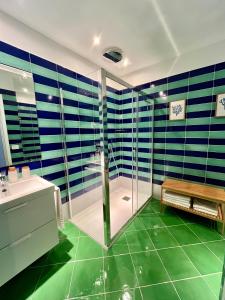 a bathroom with a shower and a sink at Sorrento Garden in Sorrento