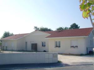 a white house with a red roof at Petite maison du samedi au samedi in Biscarrosse