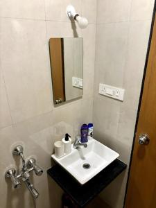 Ένα μπάνιο στο Vibrant 2 BHK Apt Near Airport +21 φωτογραφίες