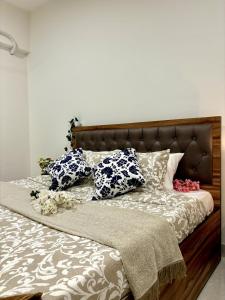 Ένα ή περισσότερα κρεβάτια σε δωμάτιο στο Vibrant 2 BHK Apt Near Airport