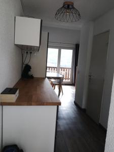Appartement chaleureux.的厨房或小厨房