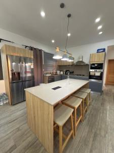 Η κουζίνα ή μικρή κουζίνα στο Sunset Villa