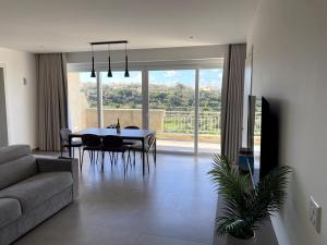 沙拉The Valley Collection - Suite A21的带沙发、桌子和椅子的客厅
