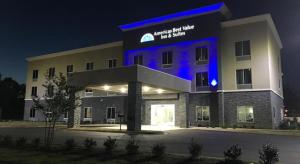 ホーンレイクにあるAmericas Best Value Inn & Suitesの青い光が灯る建物