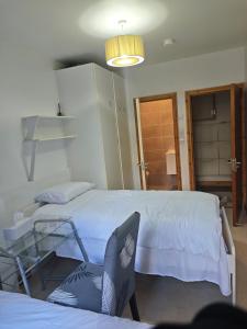 Postel nebo postele na pokoji v ubytování Dublin city center room en-suite