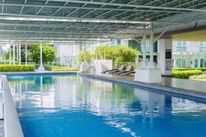Bazén v ubytování Luxe 1-Bedroom, Walk to Abreeza, Pool, Parking - Suite 2318 nebo v jeho okolí