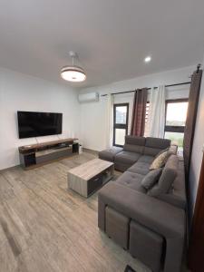 Μια τηλεόραση ή/και κέντρο ψυχαγωγίας στο Sunset Villa