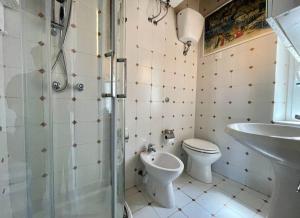 un bagno con wc, lavandino e doccia di La Casa degli Affreschi a Sperlonga