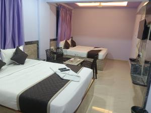 Postel nebo postele na pokoji v ubytování hotel royal suites
