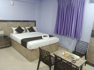 Postel nebo postele na pokoji v ubytování hotel royal suites