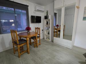 TV a/nebo společenská místnost v ubytování ESTUDIO en TORREMOLINOS, PLAZA DE ANDALUCIA